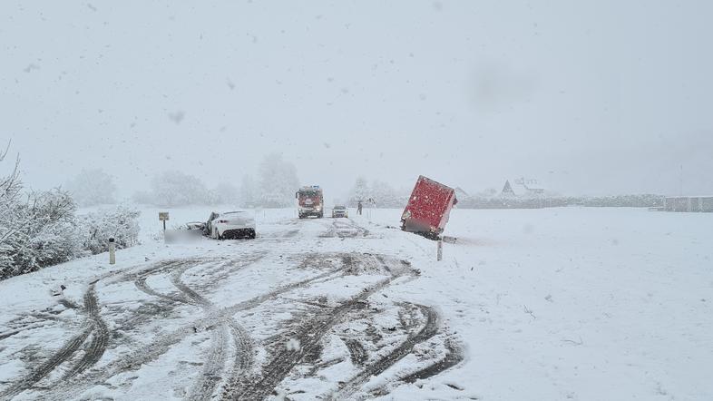 Nesreča blizu Jeprce, občina Medvode. Voznik osebnega vozila umrl po čelnem trčenju v tovorno vozilo.