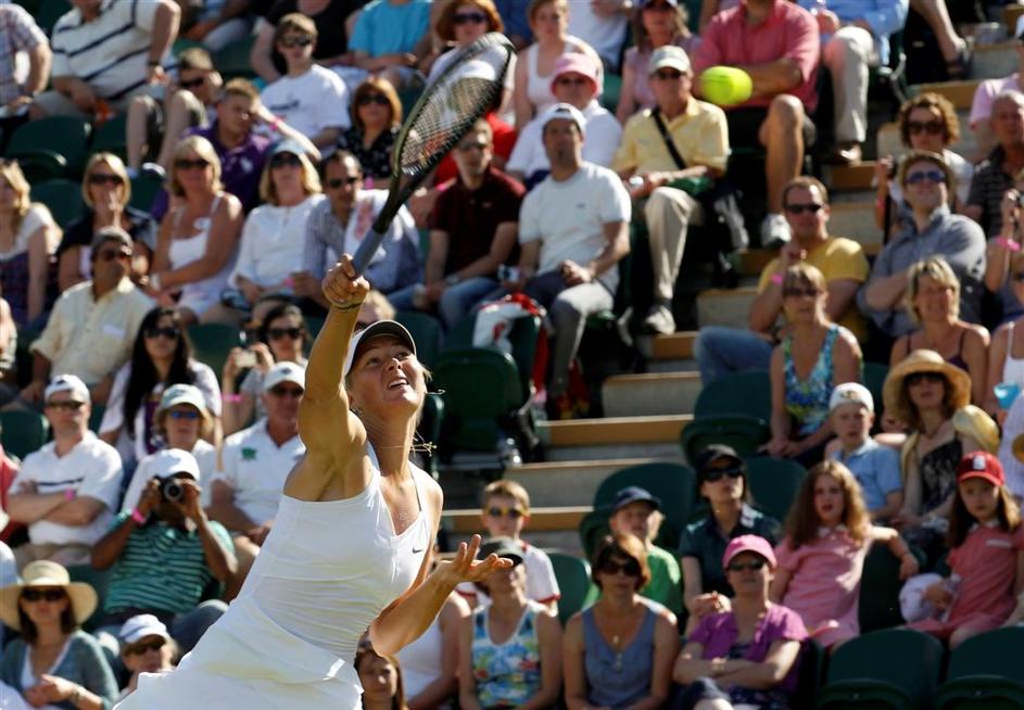 Wimbledon 2010 Marija Šarapova v akciji v prvem kolu.