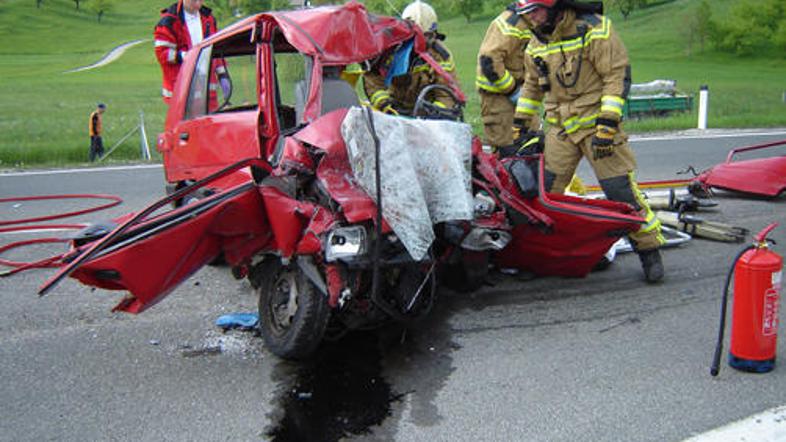 Voznik osebnega vozila se je čelno zaletel v tovornjak.