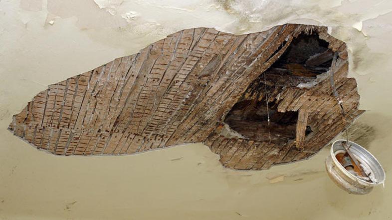 Stanovalke se v dotrajani zgradbi bojijo živeti. Pred letom se je udrl strop, iz