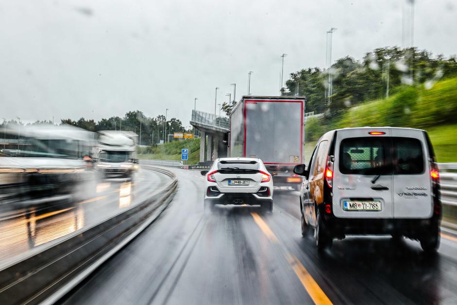 promet avtocesta vožnja dež | Avtor: Saša Despot