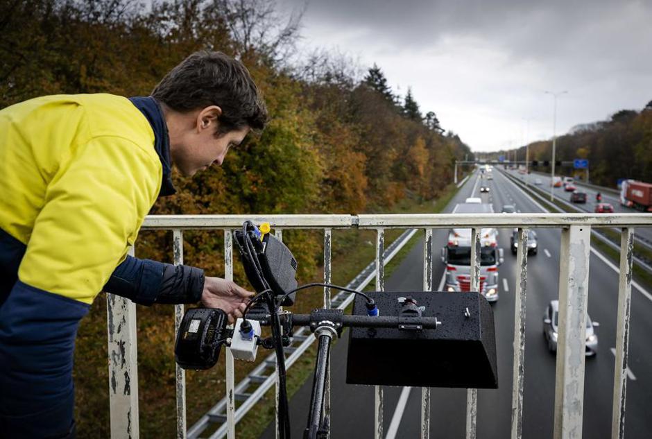 Kamera za mobilnik za volanom | Avtor: Epa