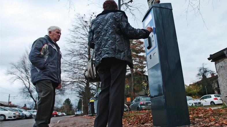 Ljubljana 26.11.2012 placevanje parkrnine na parkomatu na oslavijski ulici v Lju