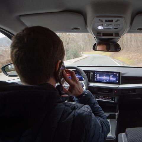 Telefoniranje med vožnjo, telefon