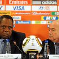 Issa Hayatou naj bi prejemal skrivna nakazila. Desno Sepp Blatter. (Foto: EPA)