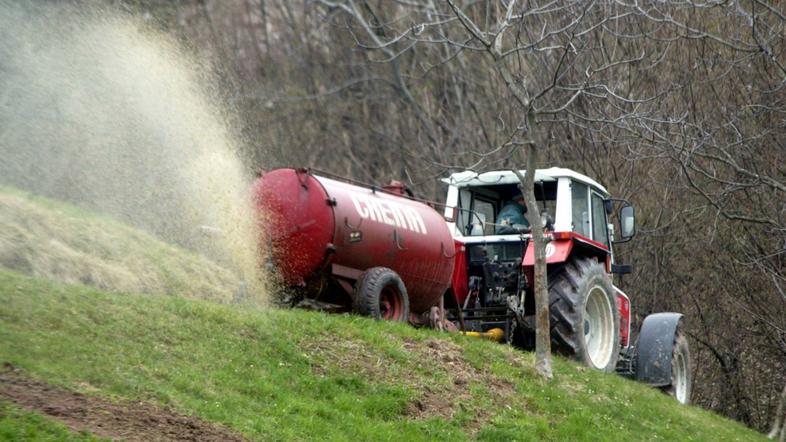 Gorenjska 23.08.10, APRIL 2003, KMETIJSTVO, TRAKTOR, CISTERNA, SPOMLADANSKO GNOJ