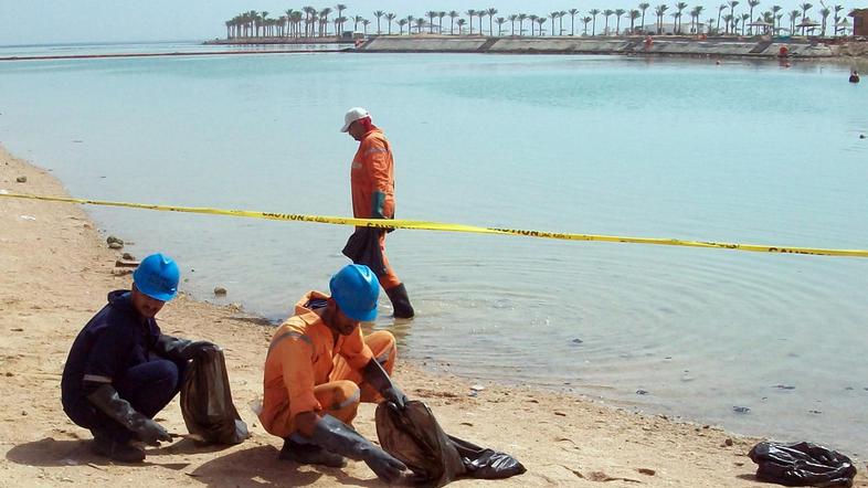 Izliv naj bi onesnažil 160 kilometrov plaž, ki pa so po poročilih že očiščene. N