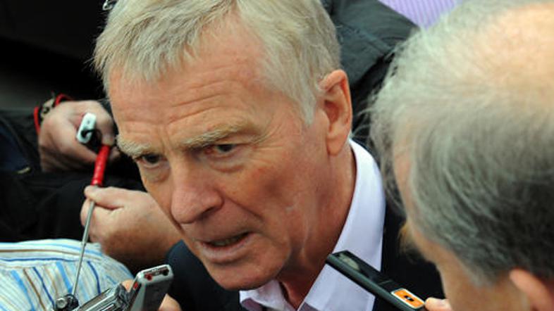 Max Mosley se nikakor noče umakniti s čela Fie in s tem rešiti formule 1.