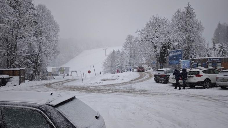 Sneg, zasnežena cesta, vreme, zima