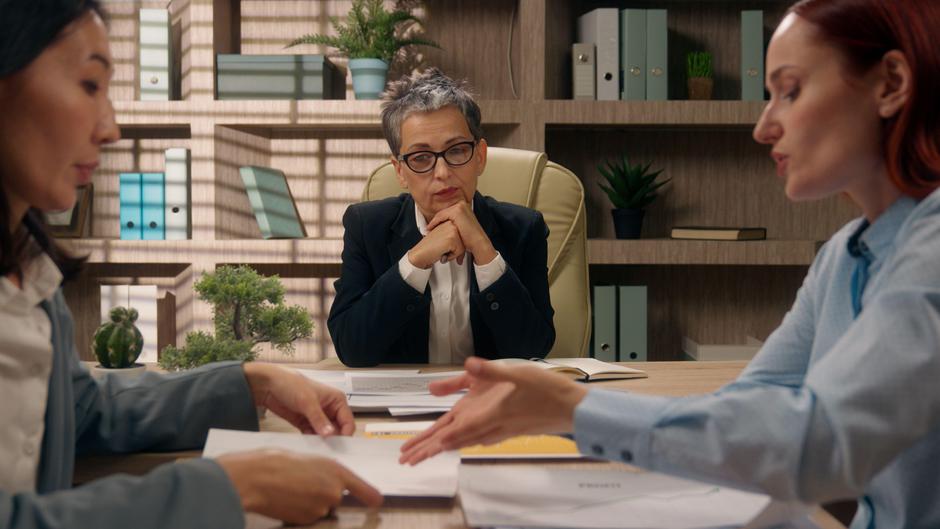 Starejša ženska žalostno gleda in sedi za mizo | Avtor: Profimedia