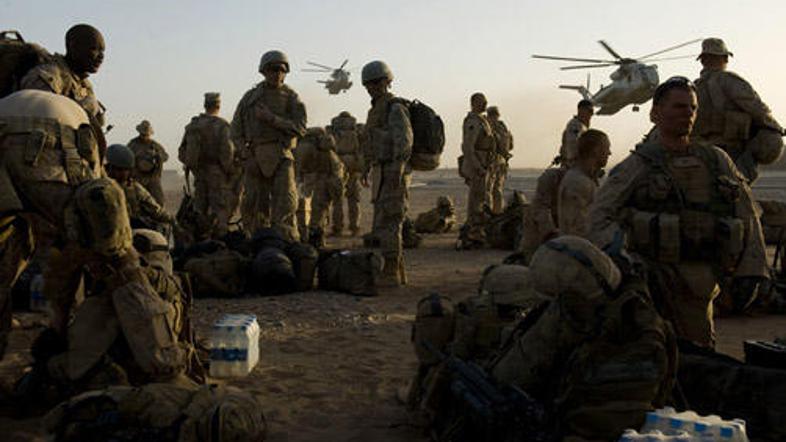 Ameriške enote so zgodaj zjutraj začele operacijo Udarec meča, s katero naj bi i