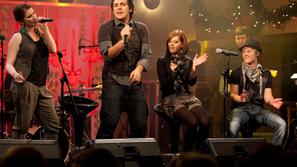 Zasedba Tangels je skupaj s pisci besedil pripravila in izvedla vse pesmi na bož