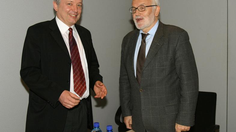 Včerajšnjo okroglo mizo je vodil urednik Žurnala Borut Hočevar, ki mu je Mencing