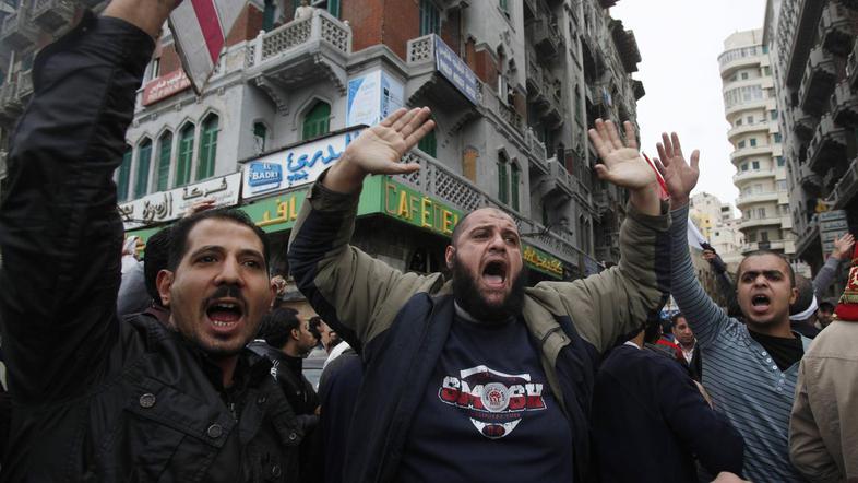 Na osrednjem trgu v Kairu se je znova zbralo na desettisoče ljudi. Od srede je v