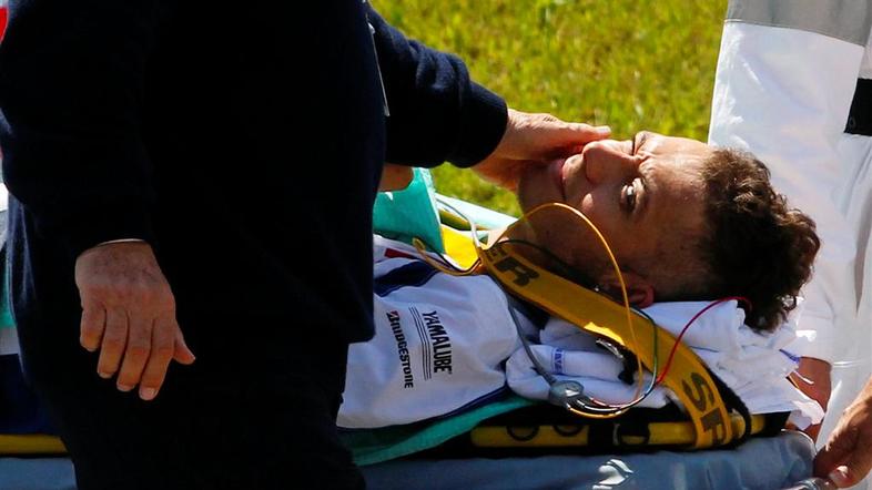 Rossi bo ostal v bolnišnici še vsaj en teden. (Foto: Reuters)