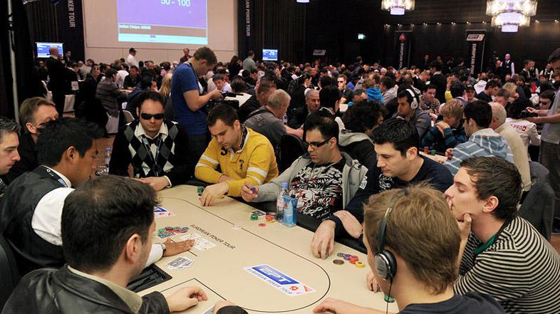 Glavna nagrada znaša milijon evrov, zanjo pa se poteguje okoli 1000 igralcev pok