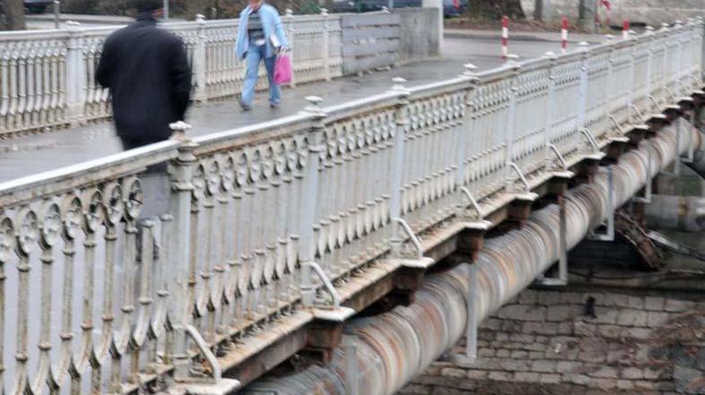 Most, ki bo ljubljansko tržnico povezoval s Petkovškovim nabrežjem, bo dražji od