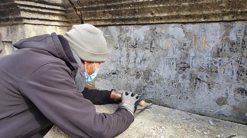 Restavriranje napisov na Marijinem znamenju v Škofji Loki