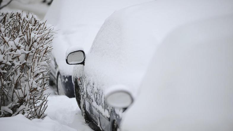 Sneg ponekod še vedno povzroča velike težave. (Foto: EPA)