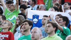 Slovenija Ukrajina EuroBasket Stožice Ljubljana zastava himna tribuna petje