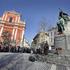 Branje poezije na Prešernovem trgu v Ljubljani.