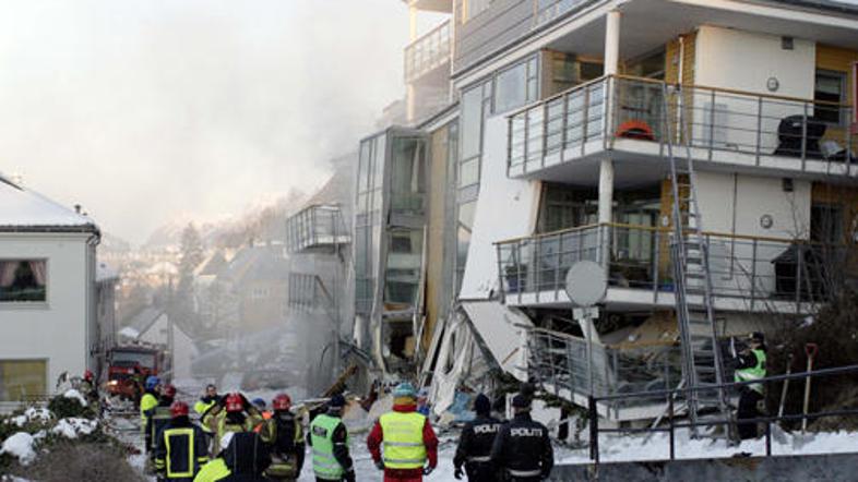 Zemeljski plaz naj bi premaknil objekt.