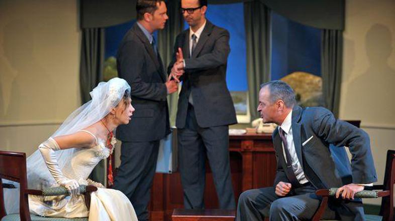 V predstavi, ki traja dve uri in pet minut ter ima dva odmora, igrajo Matjaž Tri