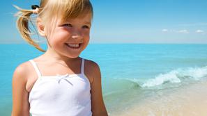 Kljub visokim faktorjem otrok ne izpostavljajte soncu ves dan. (Foto: Shuttersto