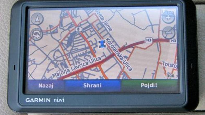 Zaslon je na trenutke premalo občutljiv na dotik, zato je treba kar dobro pritis