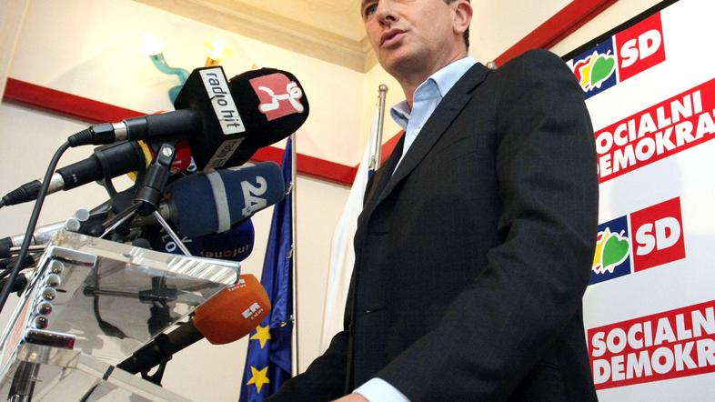 Vprašani bi mandat za sestavo raje dodelili Pahorju.