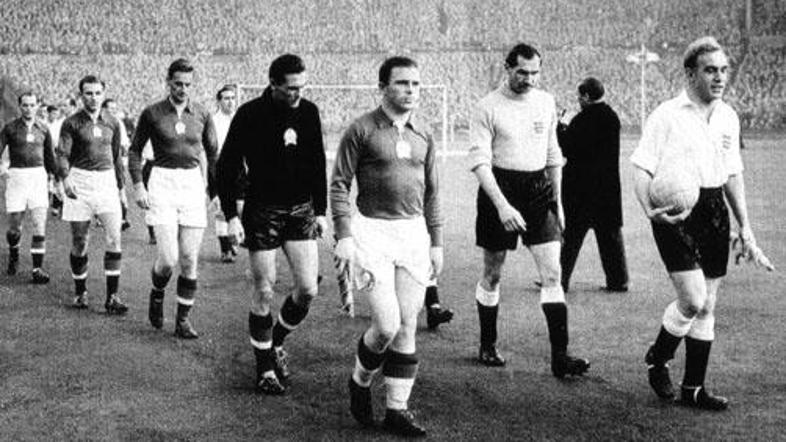 Puskas (v ospredju) je tako prišel prišel na Wembley, kjer je porazil angleško r