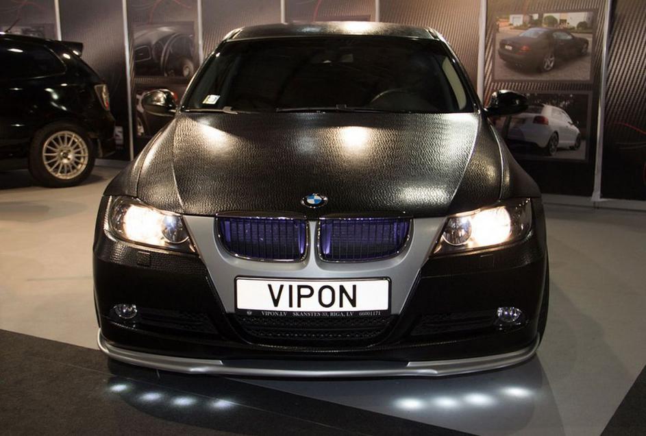 BMW serije3 oblečen v krokodilje usnje.