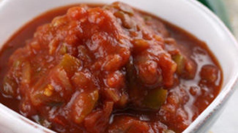 Mehiško salso ponudite s koruznim čipsom.