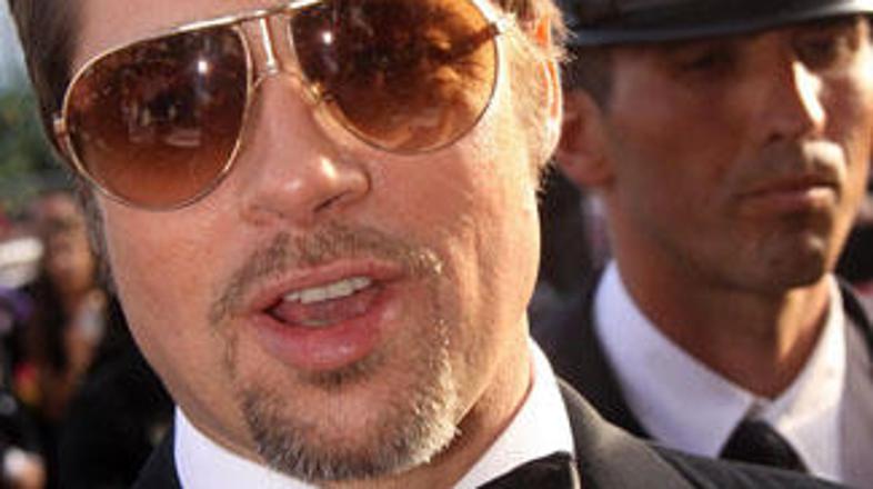 Brad svetuje, da raje kot za ženino zadnjico vohunite za tujimi.