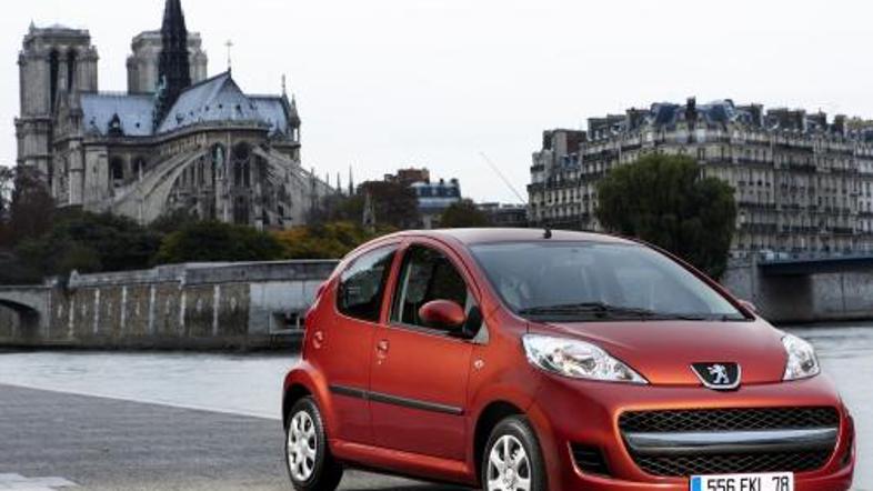 Največ sprememb je na sprednjem koncu, izstopa predrugačen odbijač z veliko režo