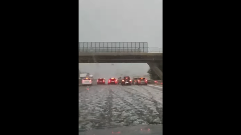 Avtomobili pod nadvozom v toči.