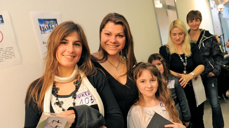 Lanska finalistka Sanja Poljšak s svojima učenkama Urško in Majo, ki sta čakali 