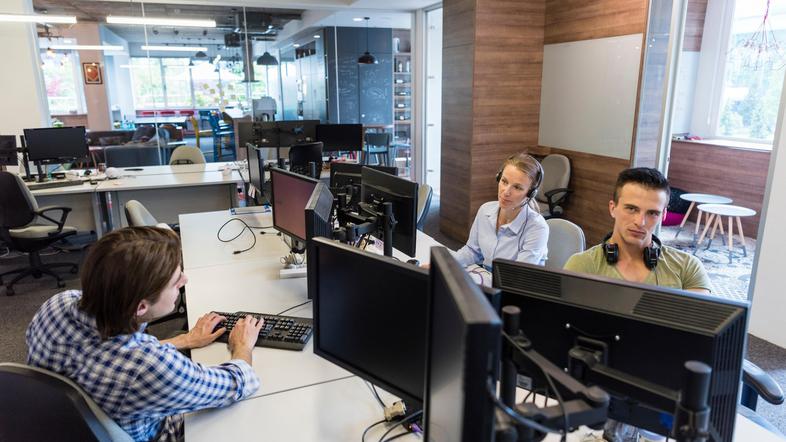 uslužbenci v pisarni pisarna javni uslužbenci javni sektor 0