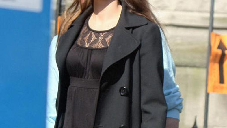 Angelina po snemanju odhaja v hotelsko sobo, kjer ves čas joče.