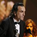 Daniel Day-Lewis je zmago posvetil prezgodaj umrlemu Ledgerju.