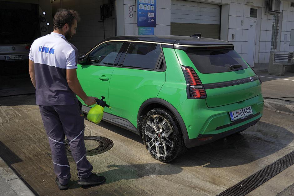 Avtopralnica MOL in INA | Avtor: Matija_Janežič