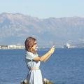 turistka se slika ob vodi Kotor