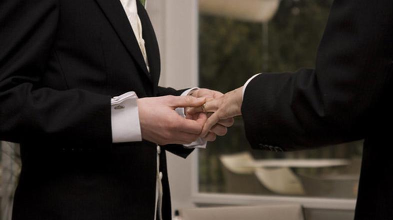 Čeprav poroka med istospolnimi partnerji ni povsod dovoljena, dobivajo istospoln