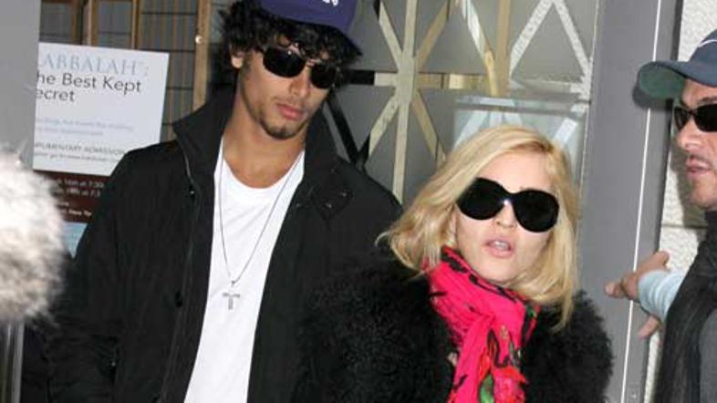 Jesus Madonni zvesto sledi v vseh pogledih.