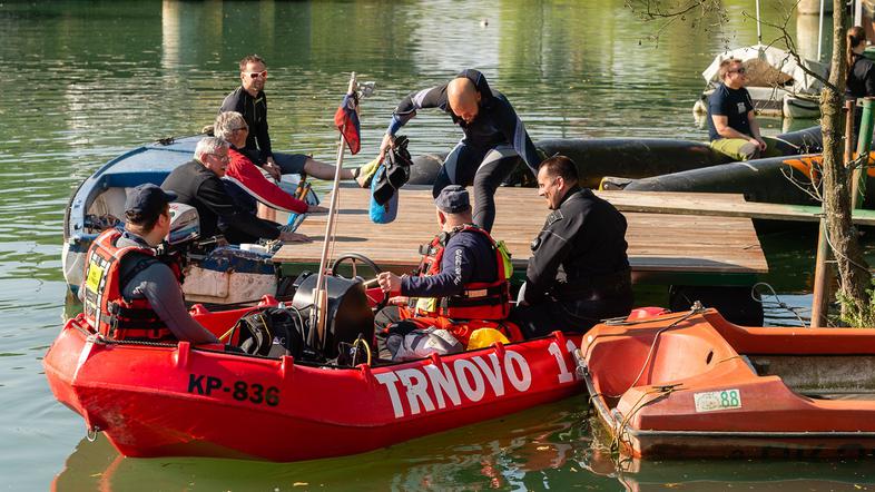 Čistilna akcija Ljubljanice, potapljači iz reke potegnili tono smeti