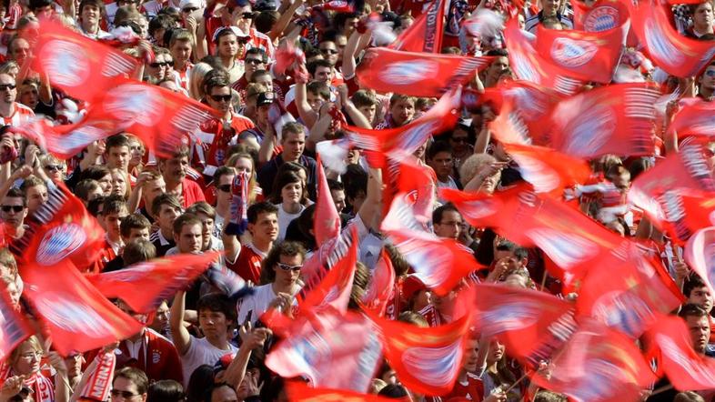 Nogometaše Bayerna je v središču Münchna pričakalo 10.000 navijačev. (Foto: Reut