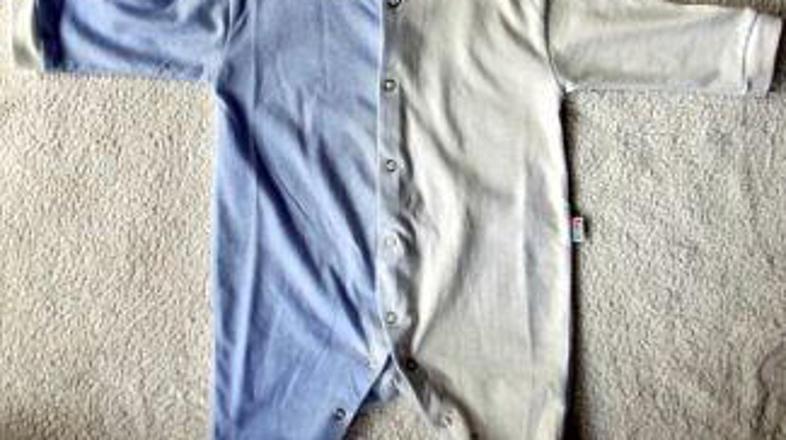 Obleka za fantke, ki se ob povišani temperaturi spremeni iz modre v belo.