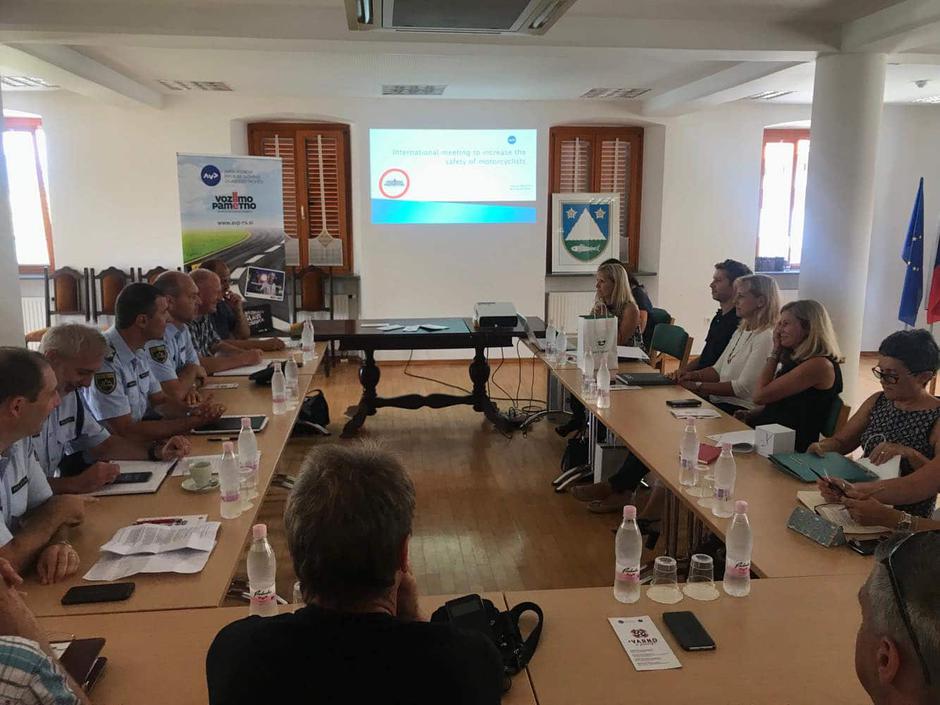 silhueta policija policisti Posočje | Avtor: GPU