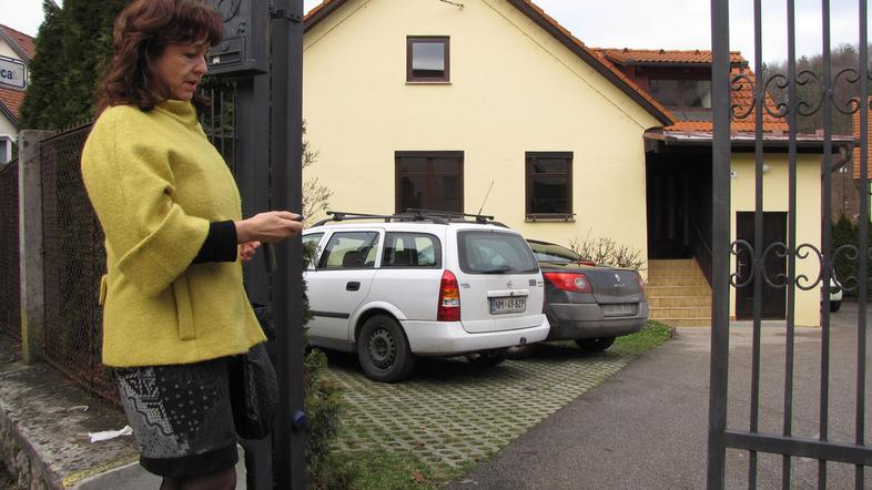 Majda Kušer Ambrožič, ravnateljica vrtca Ciciban, pred hišo, ki bo kmalu postala