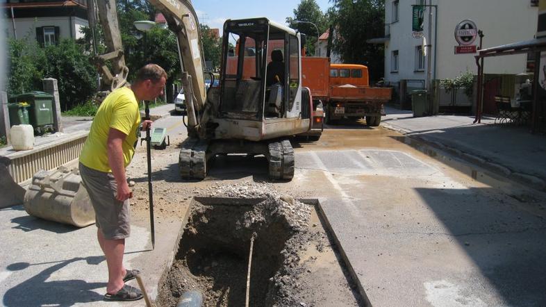 Počena cev zaprla Cesto Staneta Žagarja v Kranju.